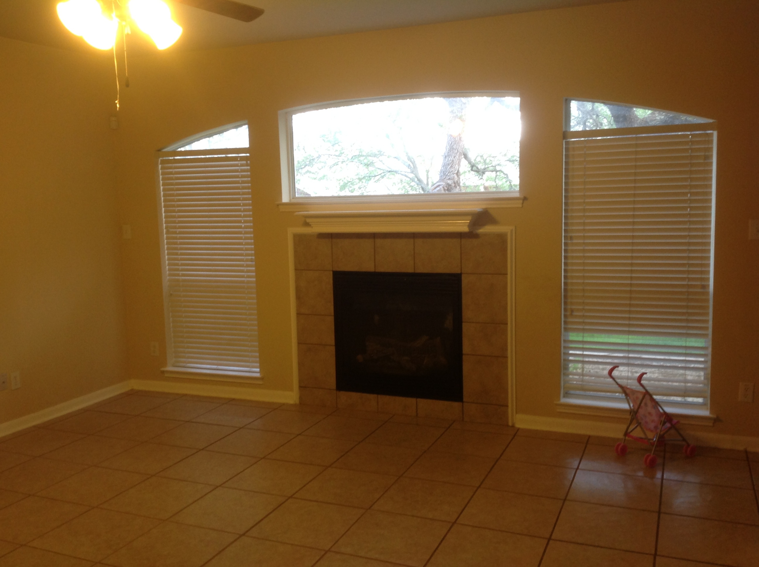 Vacant staging - living room BEFORE